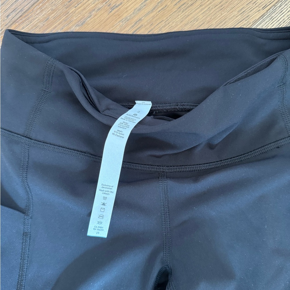 Lululemon black womens athletic leggings pockets  cropped 23” size 2 - Picture 3 of 5